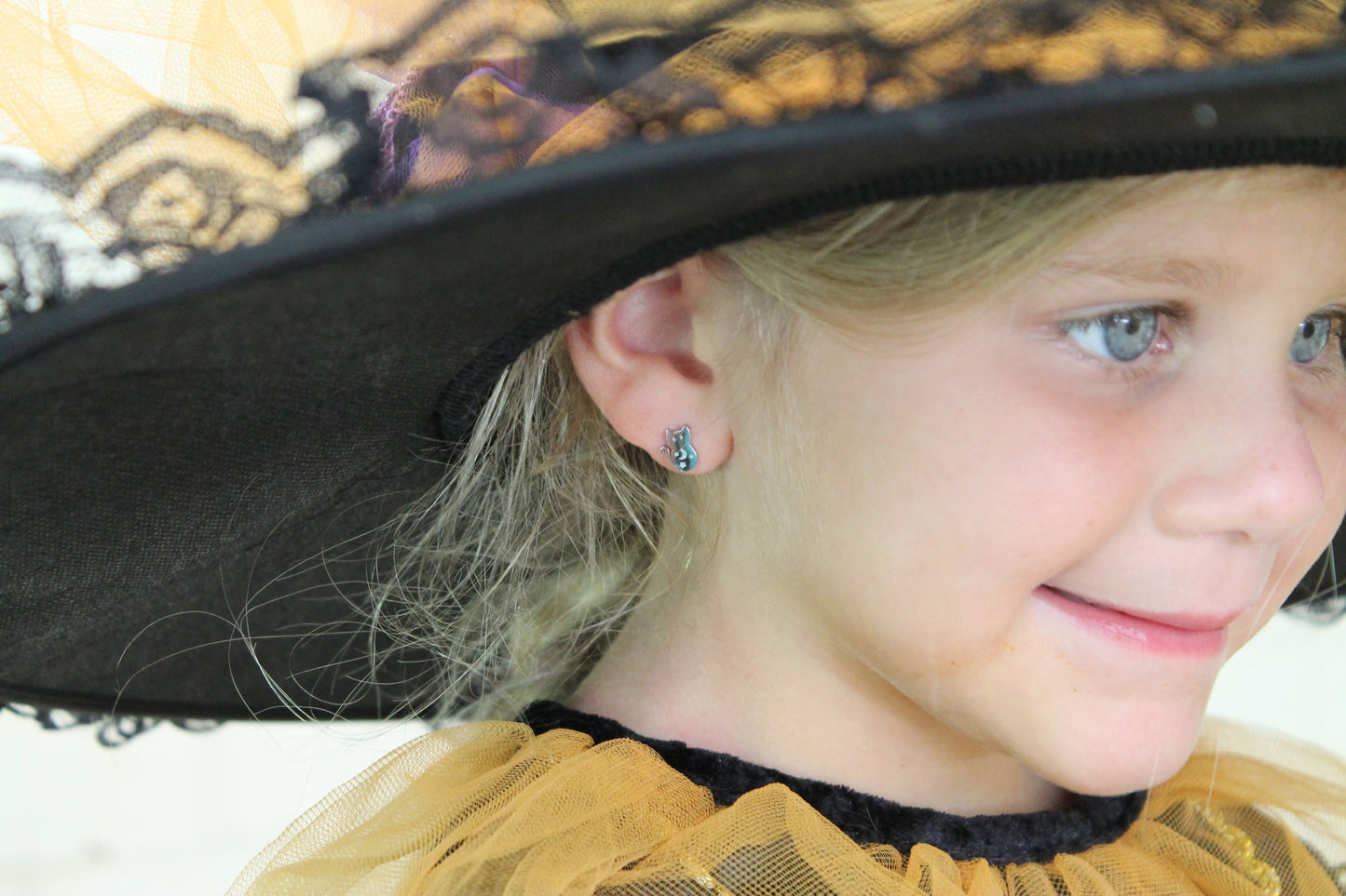 little girl halloween earrings with cats